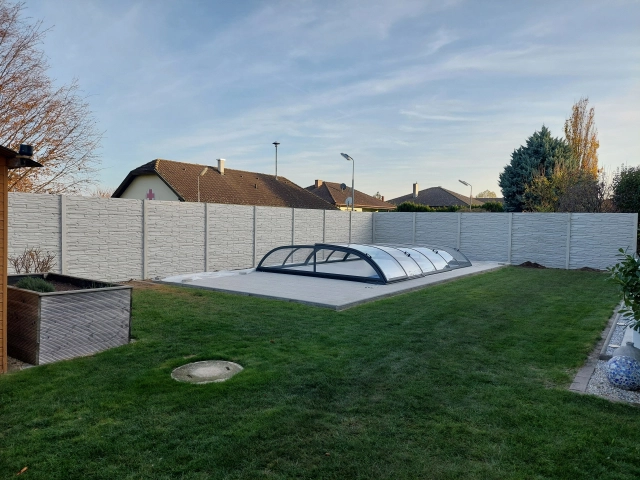 Plot kolem zahradního bazénu