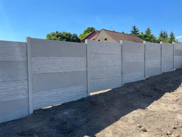 Plot z betonových desek v dekoru cihliček a Amerika