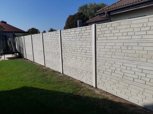 Betonový plot kolem zahrady realizace Brno s razítkem ve vzoru cihliček
