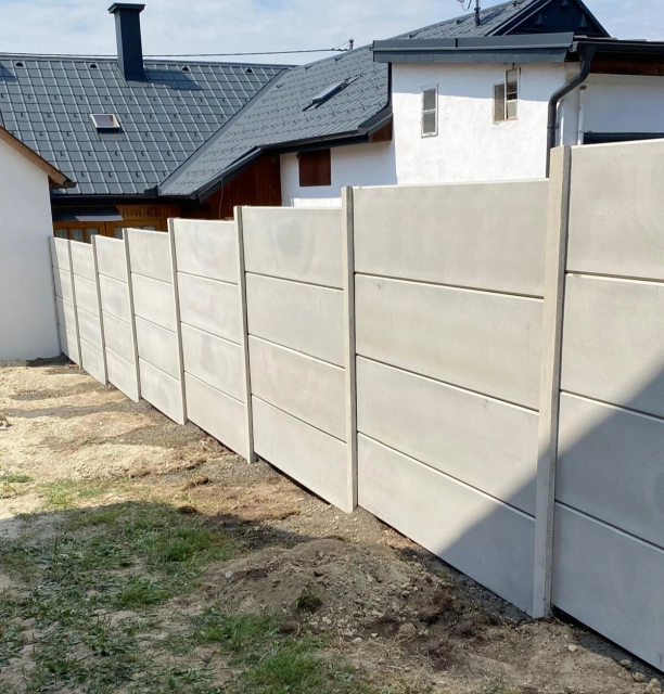 Panelový šedý betonový plot hladký - exclusive, amerika přírodní