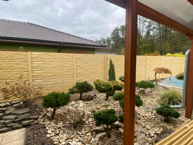 EXCLUSIVE - plot z betonových desek v dekoru štípaný kámen v barvě pískovce