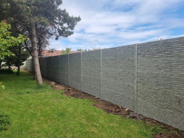 Betonový plot kolem domu oboustranný v dekoru malý štípaný kámen