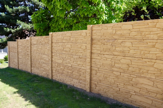 TOP LINE- panelový okrasný betonový plot v barvě pískovce