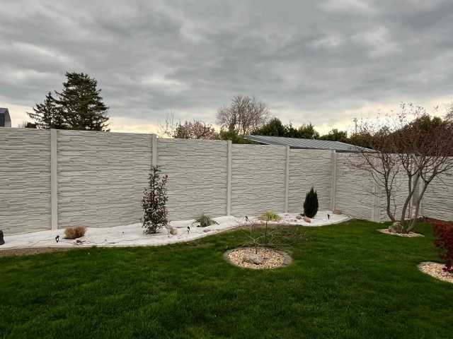 Exclusive - betonový plot Štípaný kámen - přírodní, šedé provedení