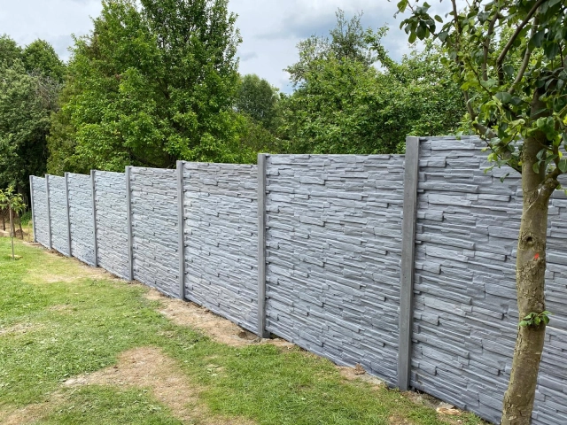 EXCLUSIVE - betonový plot kolem zahrady v dekoru štípaný kámen